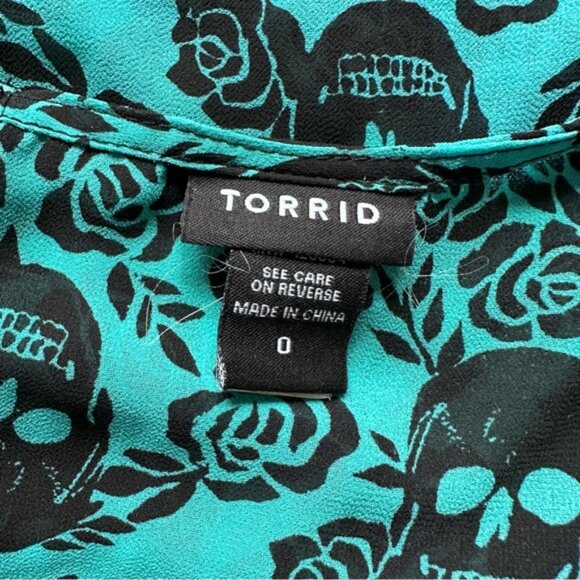 Torrid | Blue & Black Skull Print Chiffon Short Sleeve Blouse | Size 0 - Picture 9 of 12